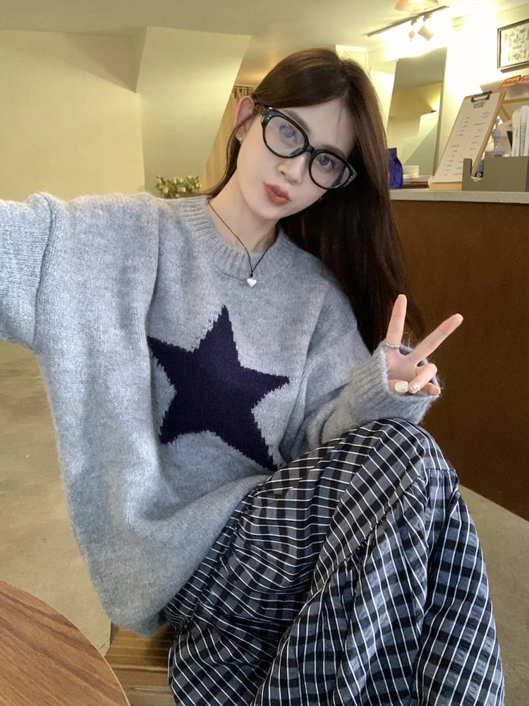 Женский трикотажный свитер со звездами серый пуловер и юбка в клетку длинные