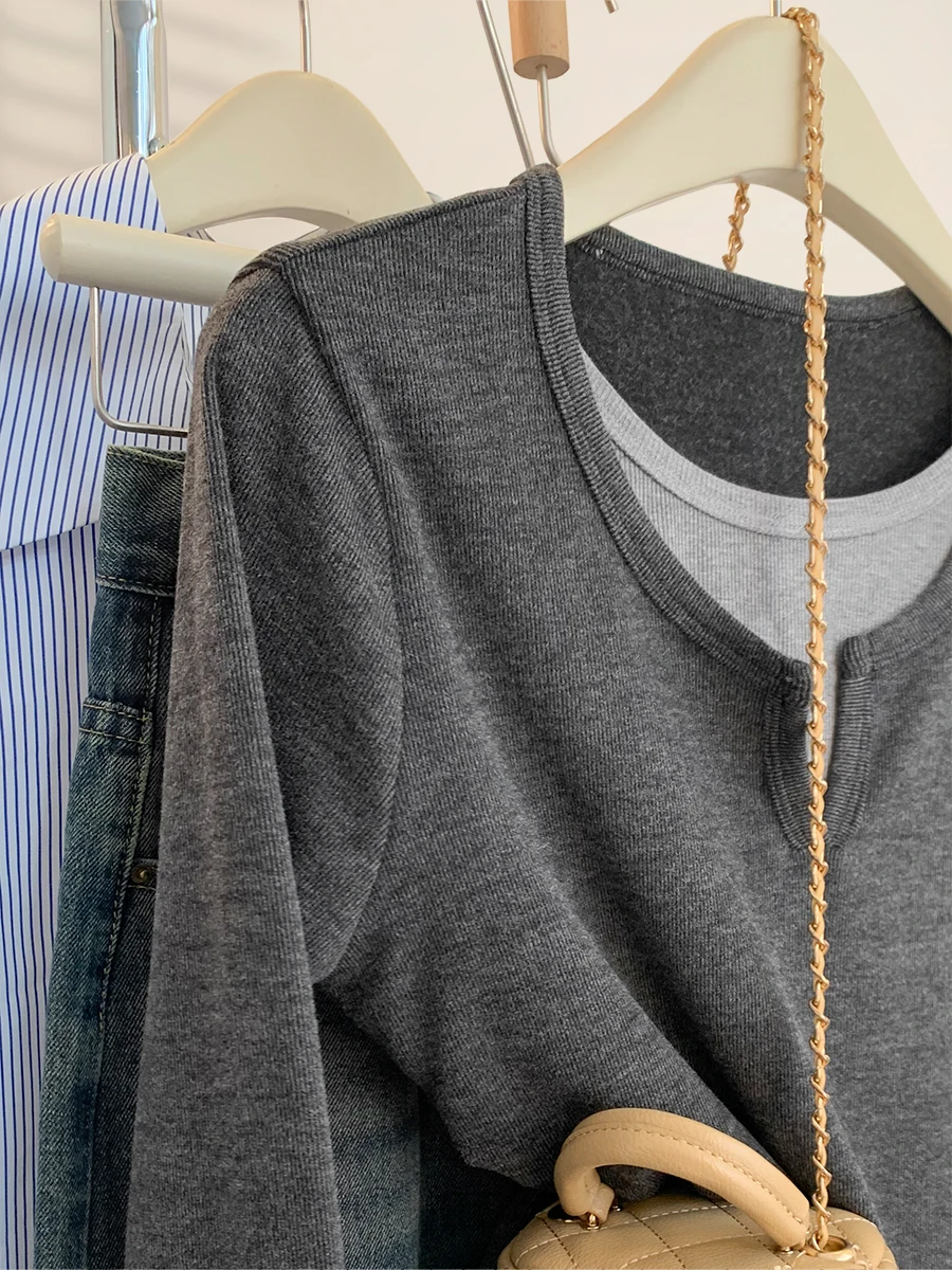 Серая футболка с V-образным вырезом и имитацией двух предметов женская короткая