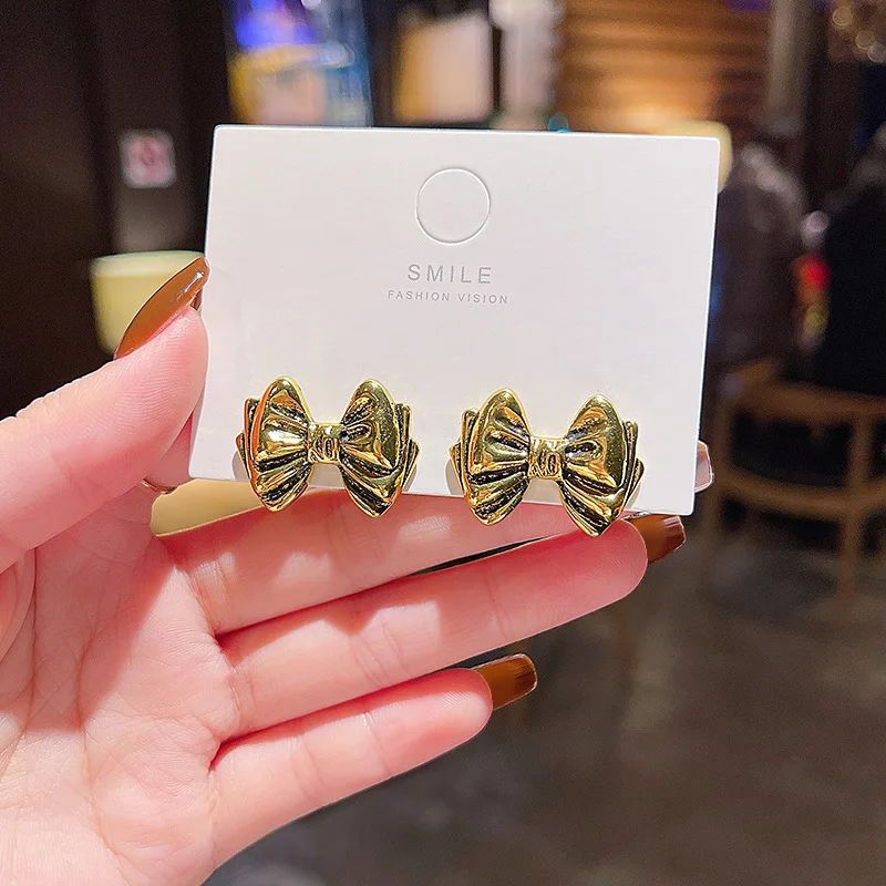 Женские серьги-гвоздики из серебра 925 пробы с металлическим бантом |