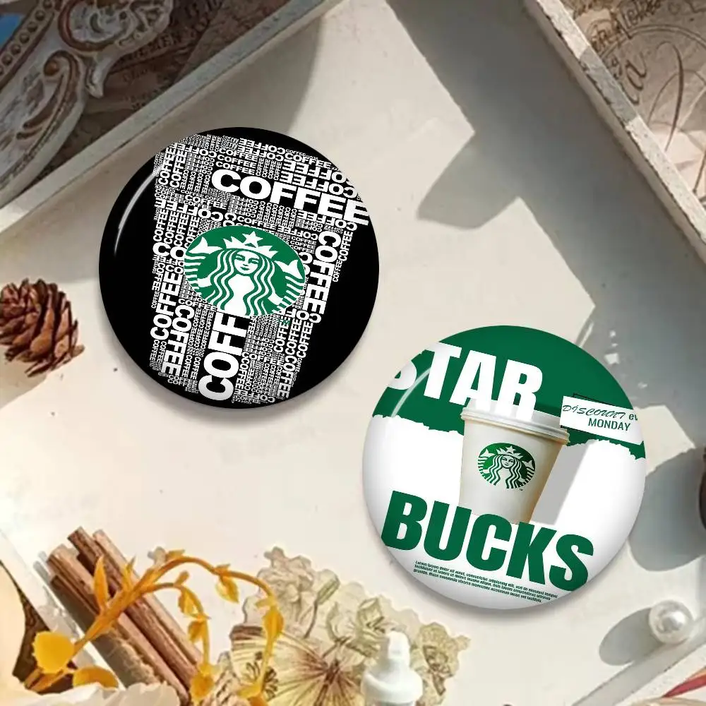 Фото Забавные круглые значки-броши S-Starbucks с креативными мордашками, аксессуары для рюкзаков и головных уборов, украшения, подарки №1
