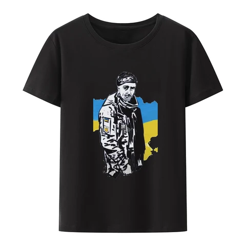 10 модных футболок с украинской символикой