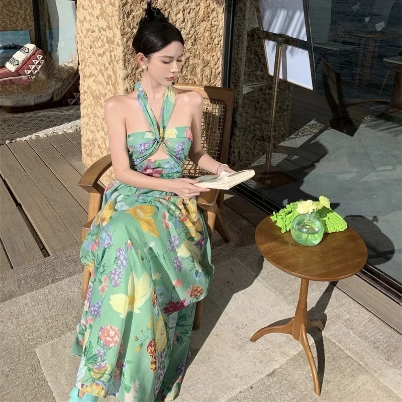 Женское длинное вечернее платье с лямкой на шее в стиле ретро