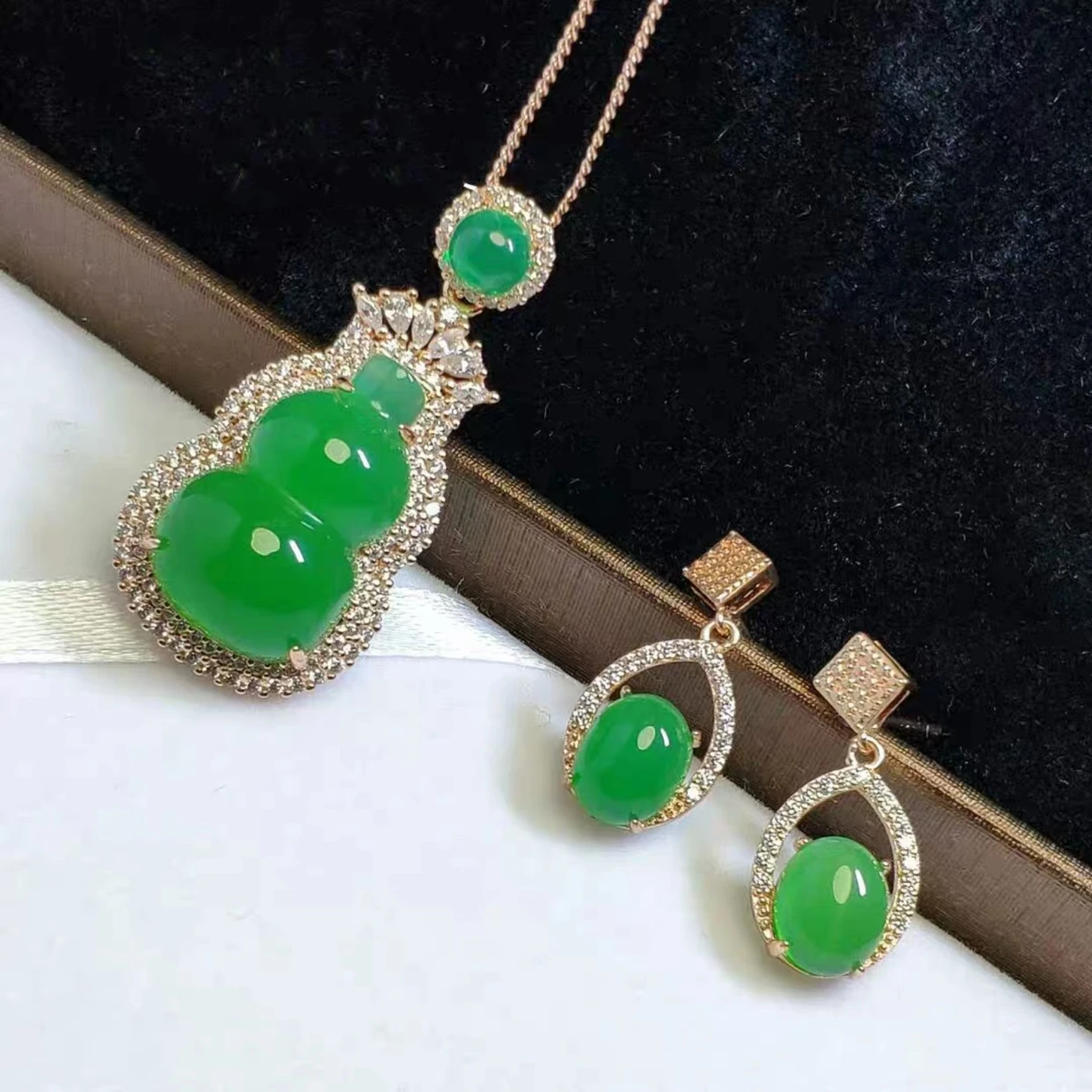 Ожерелье браслет и серьги из натурального серебра 925 пробы с имперским изумрудом