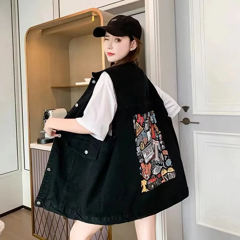Фото Новый джинсовый жилет для женщин, джинсы Veste, женская повседневная куртка без рукавов, корейский свободный женский жилет средней длины с принтом, S-4XL №2