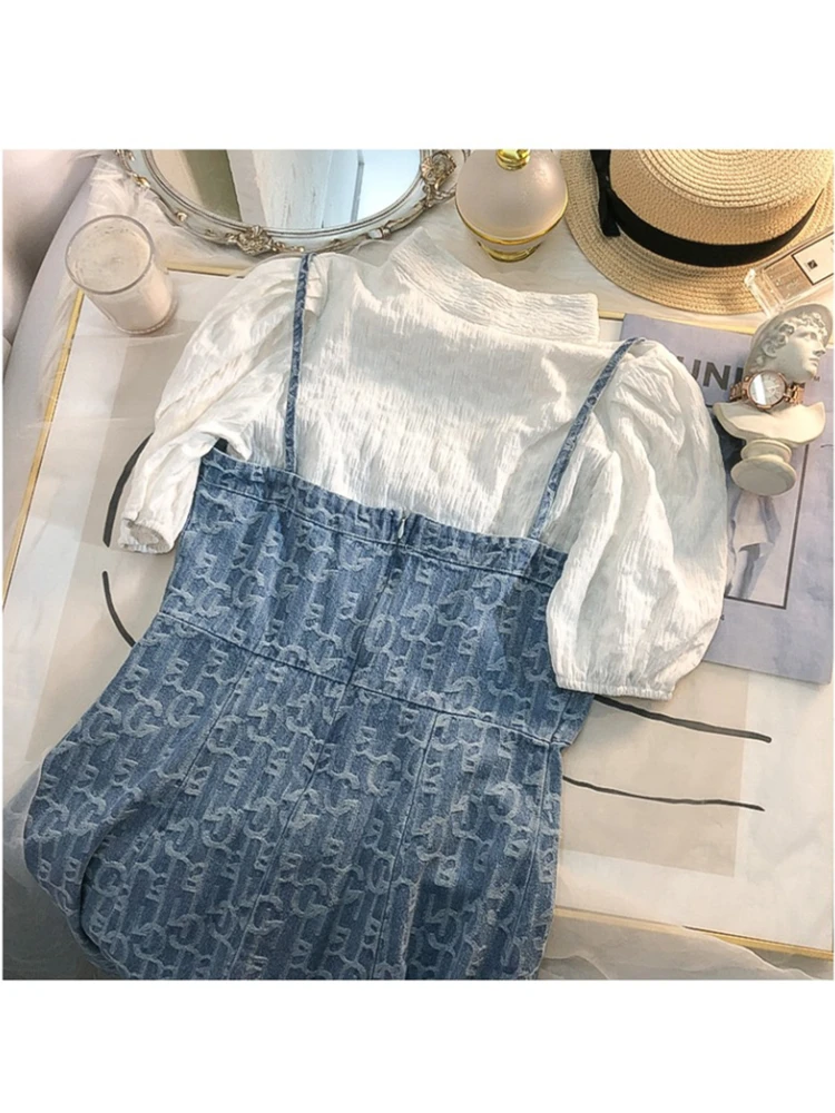 Женская голубая жаккардовая джинсовая юбка на подтяжках яркая белая футболка с