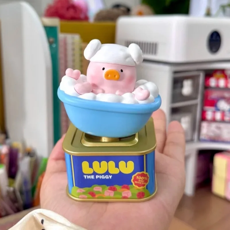 Фото Коллекционная фигурка-сюрприз Lulu The Piggy: Солнечная кукла-модель, милая и стильная настольная декорация, праздничный подарок для взрослых коллекционеров №1