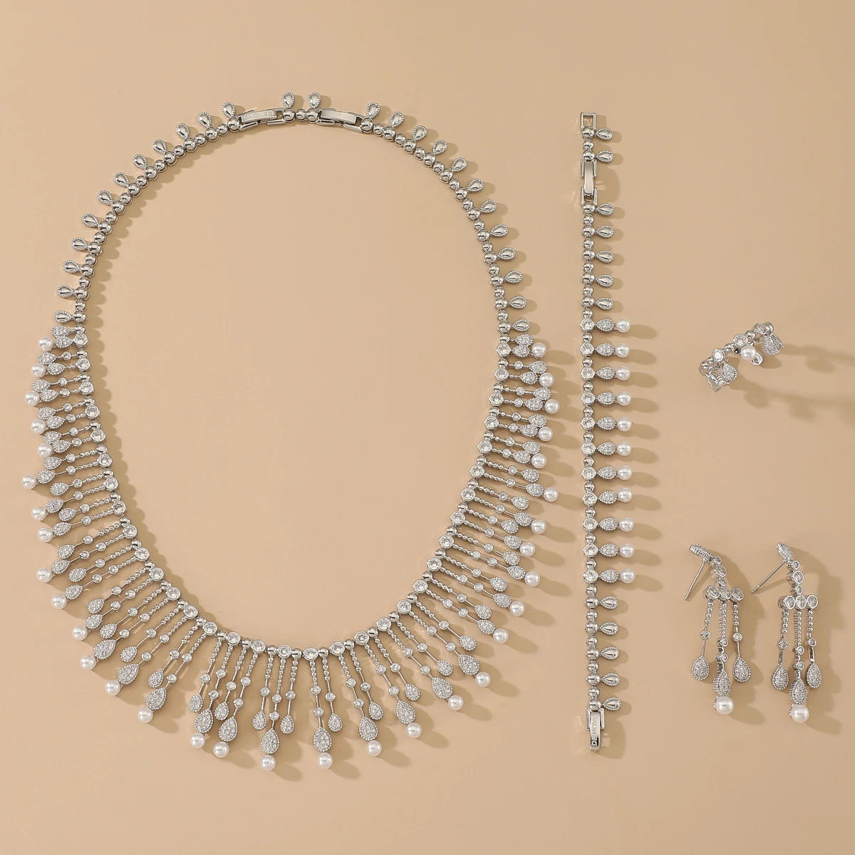 Комплект из колье браслета кольца и сережек