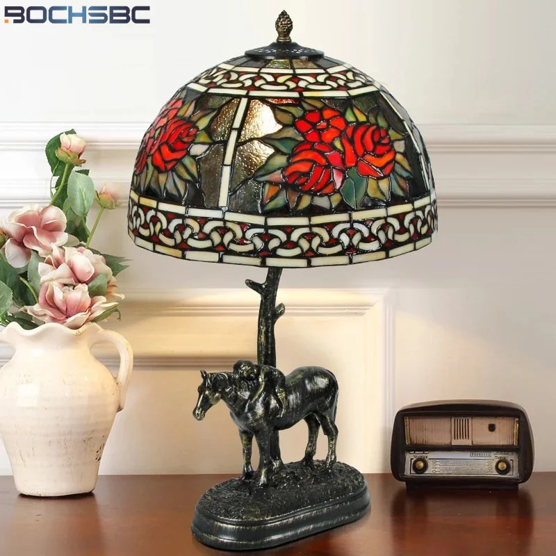 

BOCHSBC Tiffany Style Table Lamp Red Rose Stained Glass Play Hourse Resin Frame Desk Light Classical Handcraft Colorful Decor