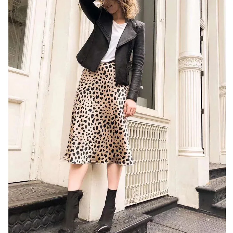 Леопард юбка атлас. Леопардовая юбка карандаш. Юбка атласная леопард. Образы с леопардовым топом. Юбка леопардовый принт макси.