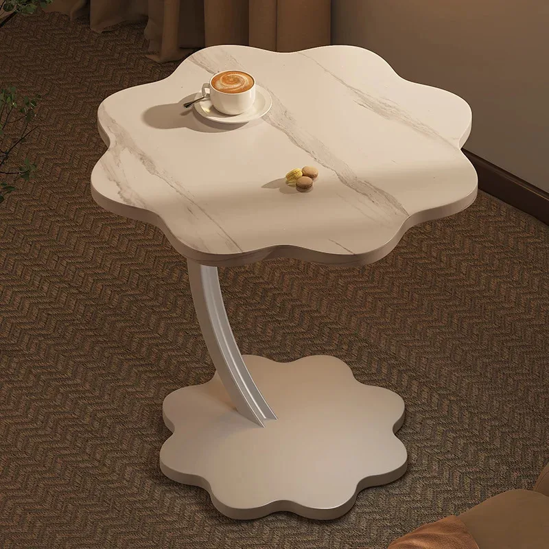 Деревянный металлический приставной столик с высокими книгами фотоальбом