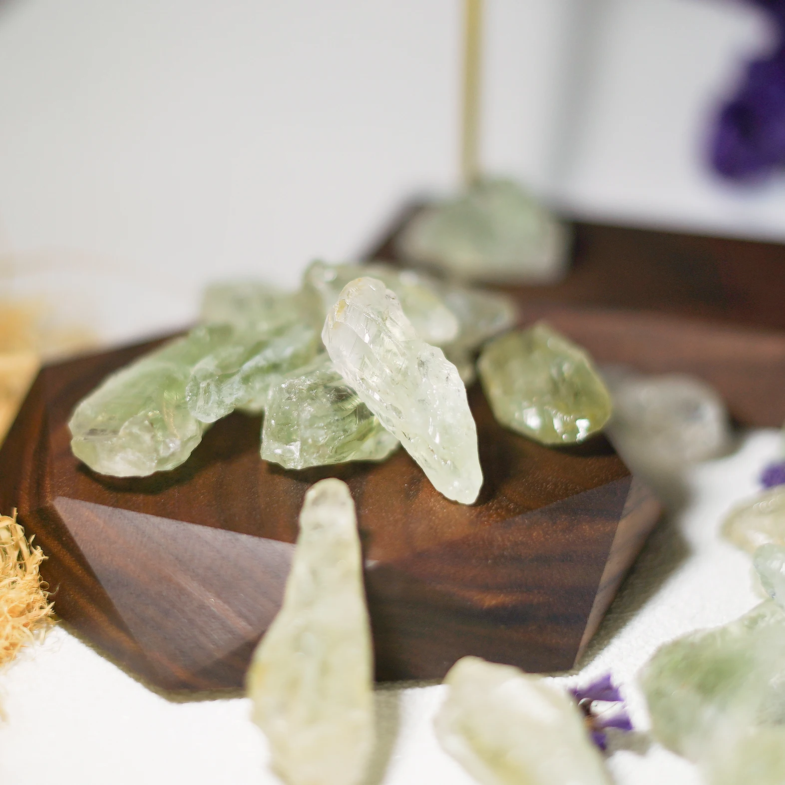 

Natural Green Crystal Mineral Specimen Raw Stone Gravel Irregular Aquarium Decoration Energy Healing Reiki Crystal