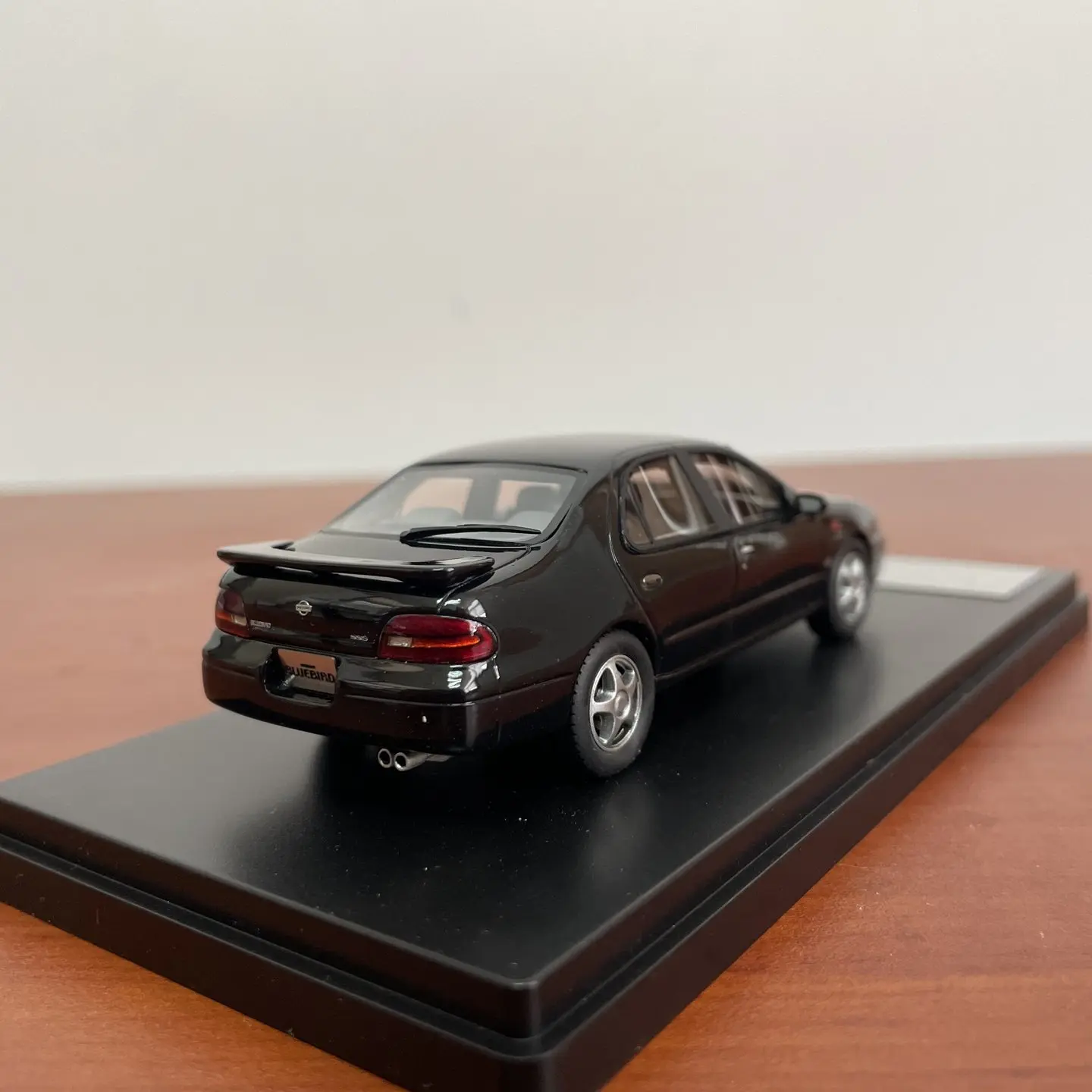 Фото Модель автомобиля Hi Story 1:43, масштабная, из смолы, черная, Nissan Bluebird U13 1991 года, классическая, ностальгическая, для взрослых, подарок, сувенир, статическая модель для демонстрации №4
