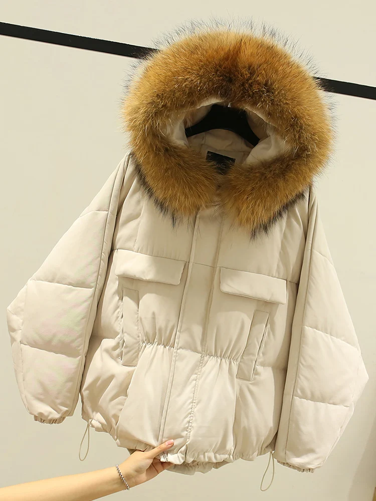 Женское короткое пуховое пальто с капюшоном из натурального меха енота