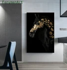 Черно-золотистые фотообои и современные картины для декора гостиной