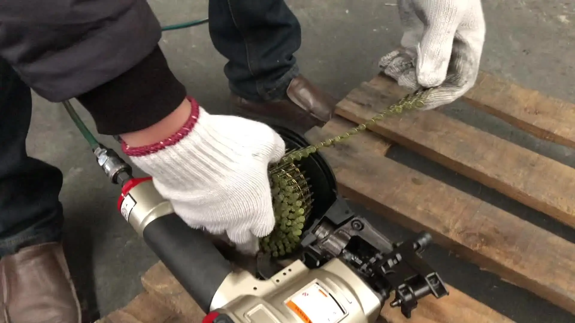 

CN100 Pneumatic Coil Nailer for wooden package