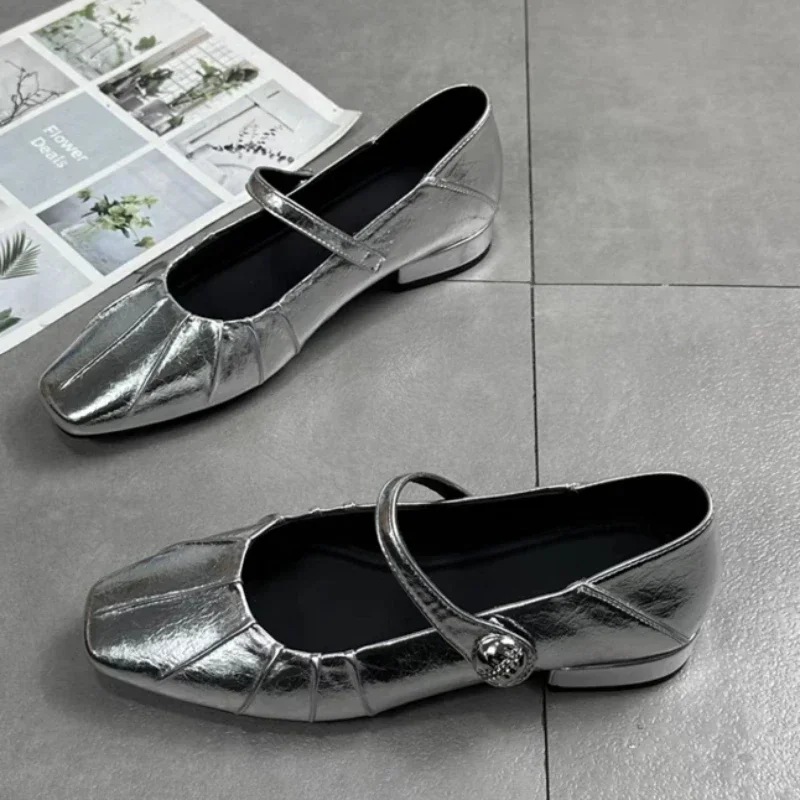 Женские туфли на высоком каблуке с металлическим украшением