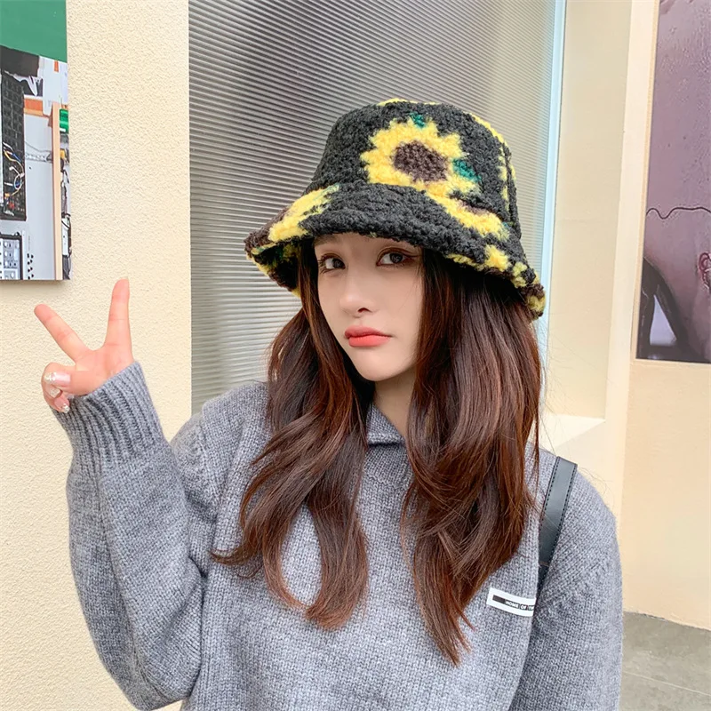 Теплая женская шапка из овечьей шерсти с широкими полями и плоским верхом |