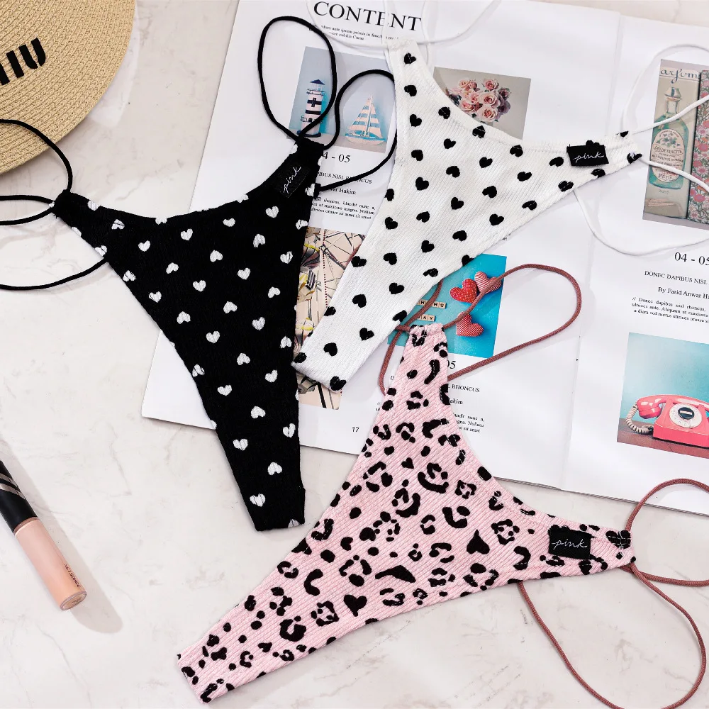 

Женские хлопковые стринги с резьбой и надписью