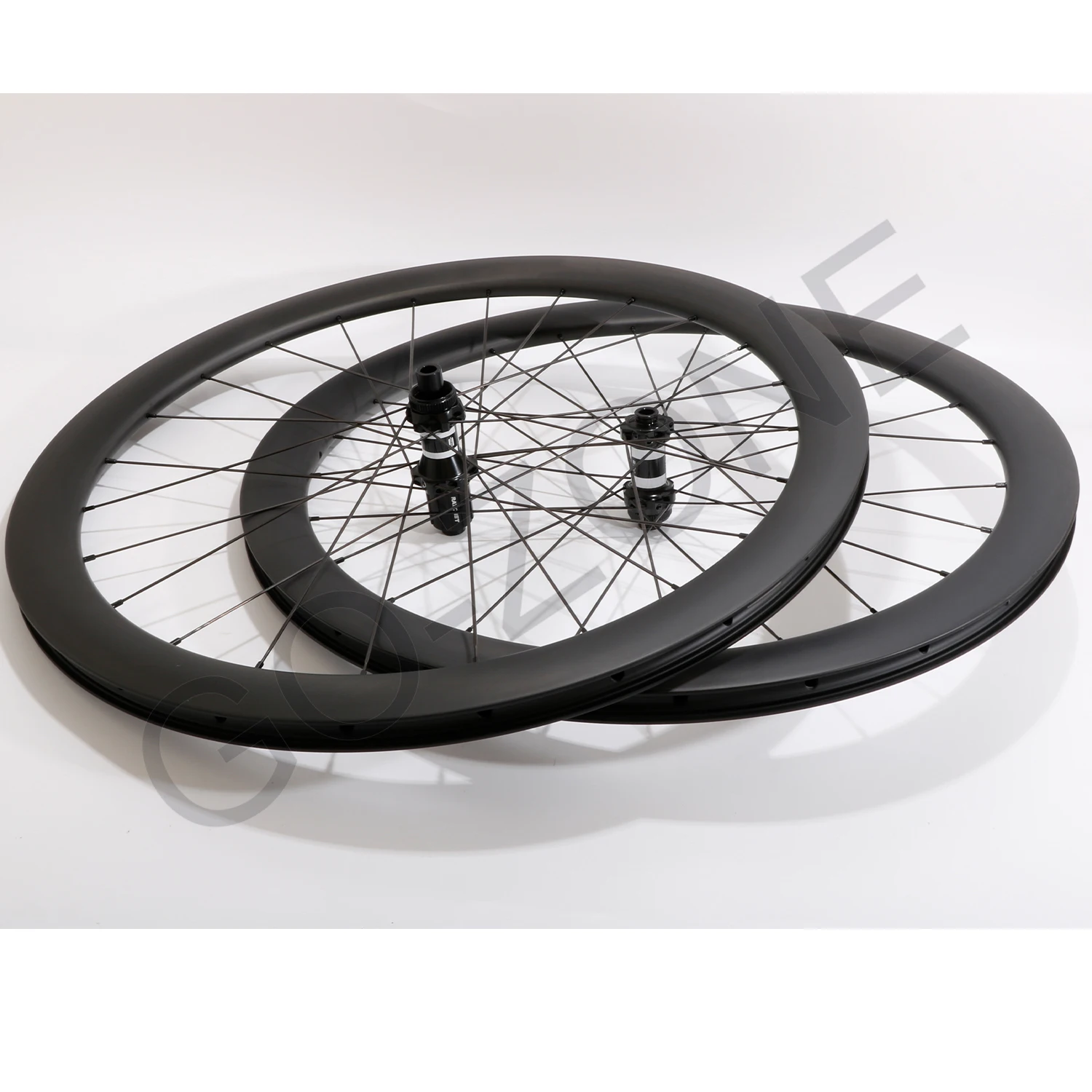 UCI Колесный комплект Carbon 700c с тормозным диском, обода с клинчером и безкамерными покрышками шириной 25 мм Novatec / DT Chosen Road Wheels on.