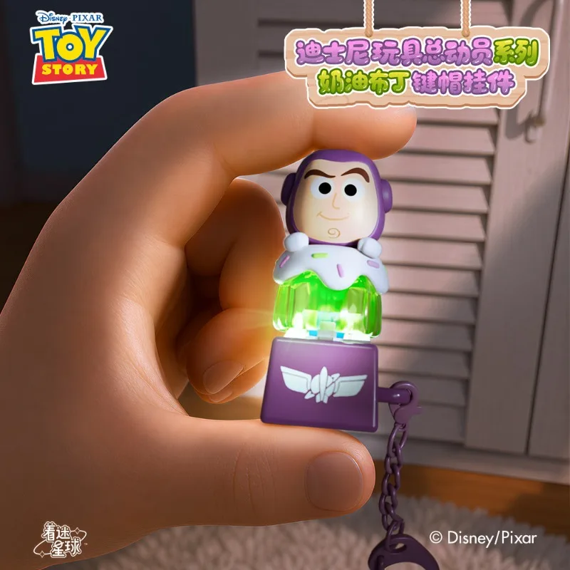 Фото В наличии: Брелок-кейкап Disney Pixar Toy Story, мультяшный аниме-аксессуар, подвеска для сумки с персонажами Вуди, Баззом Лайтером, Инопланетянином, Рексом №4