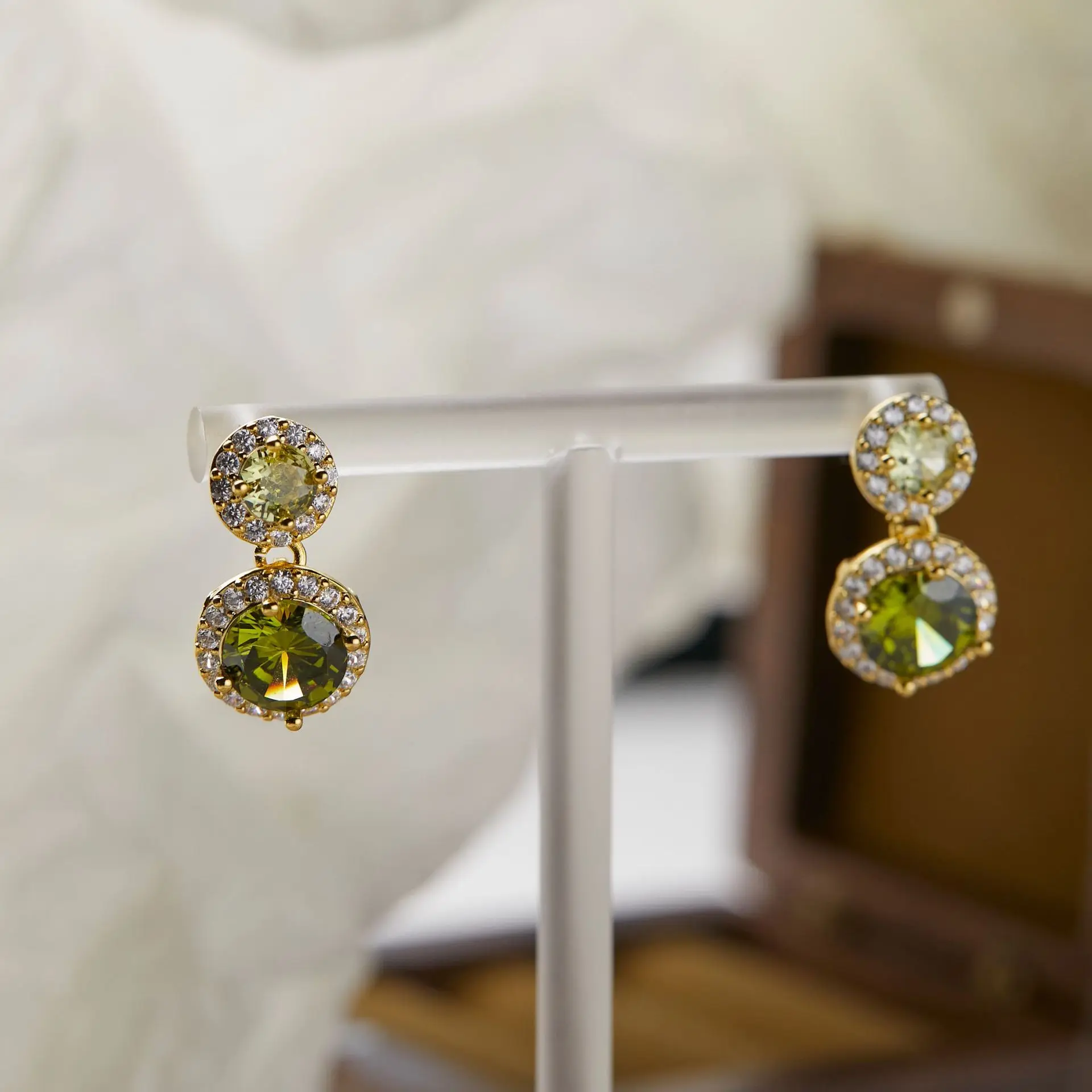 Ультра изысканные серьги с цирконом оливково-зеленого цвета в стиле ретро