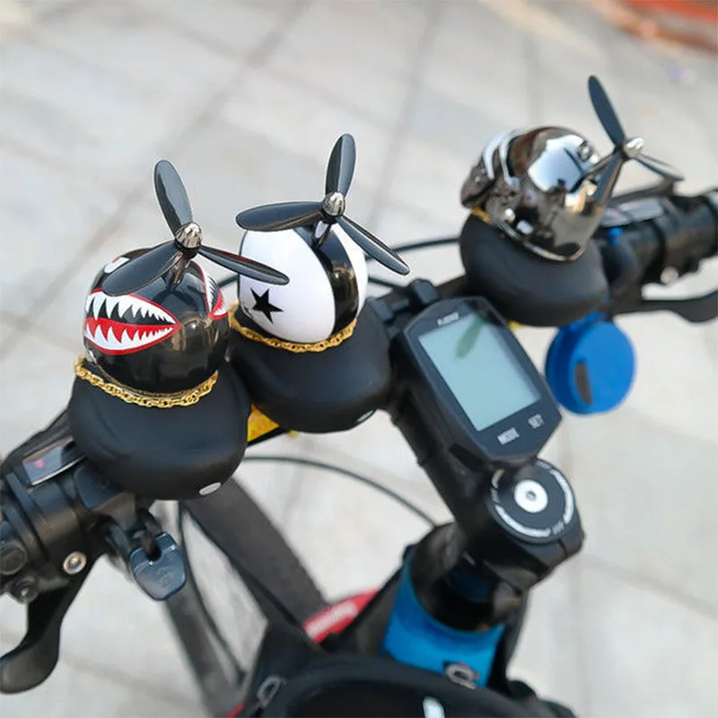 Маленькая черная утка с шлемом для велосипеда мотора без света в автомобиле