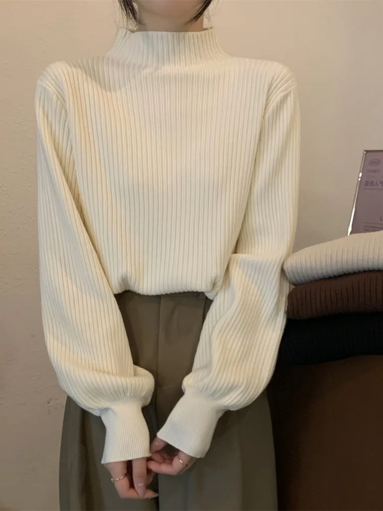 Простой мягкий свитер с рукавами-фонариками и полувысоким воротником женский