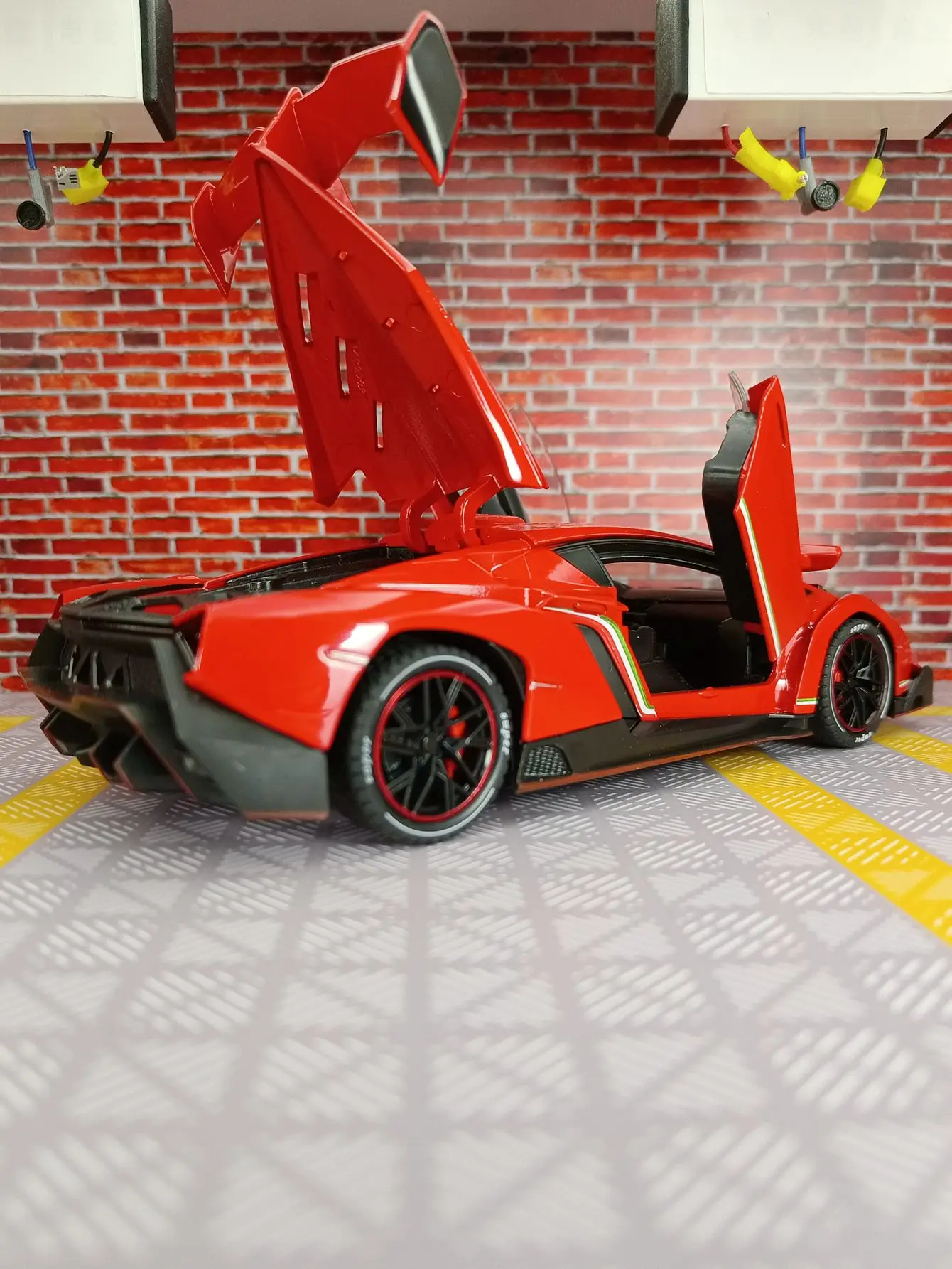 Фото Модель автомобиля Lamborghini Veneno в масштабе 1:24, двери, передний капот и крышка багажника также открываются, хорошее качество. №5