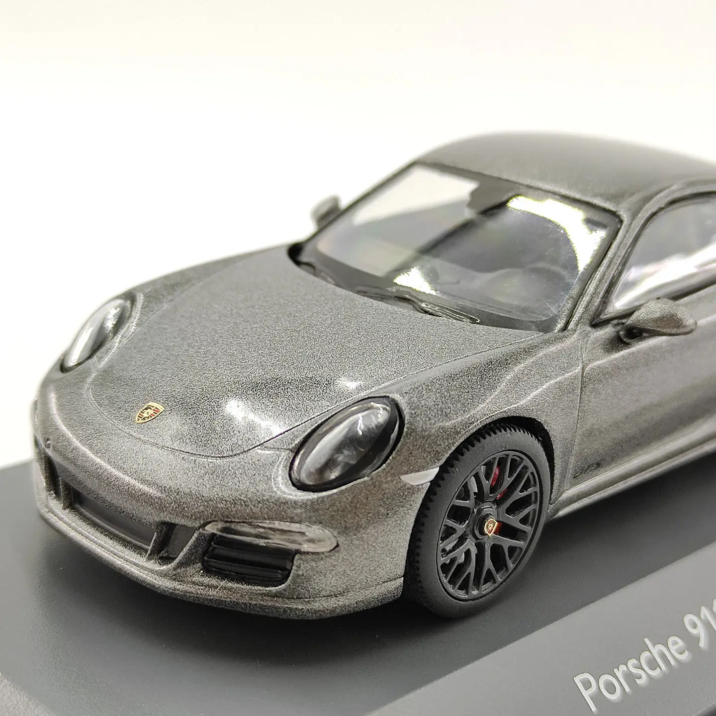 Фото Модель спортивного автомобиля Schuco Porsche 911 Carrera GTS из литого сплава в масштабе 1:43, классика, подарок для взрослых, сувенир, статическая модель для демонстрации №2