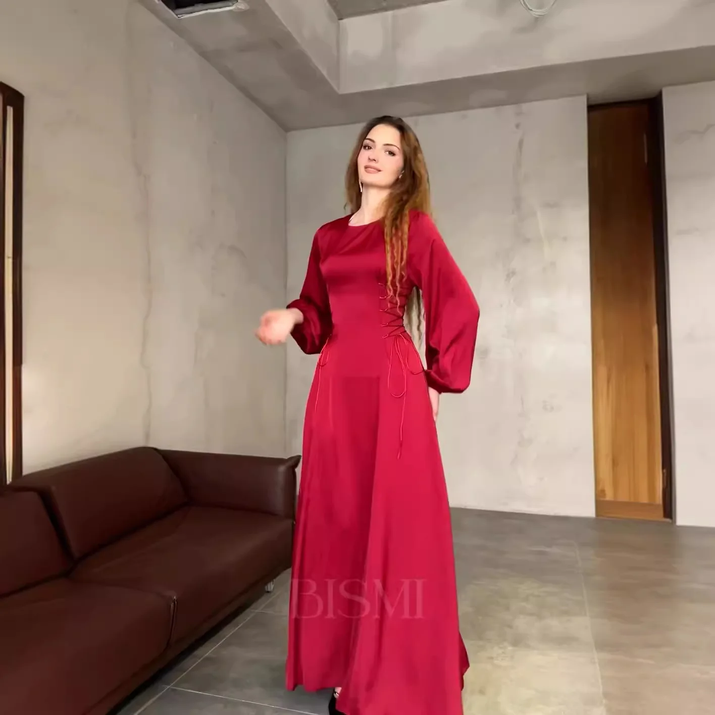 Платье в пол с пышными рукавами и круглым вырезом