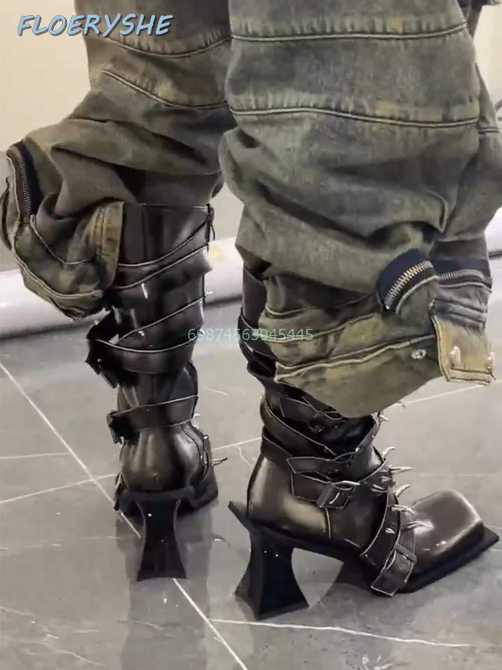 Женские ботинки с заклепками зимние до середины икры перекрестной шнуровкой