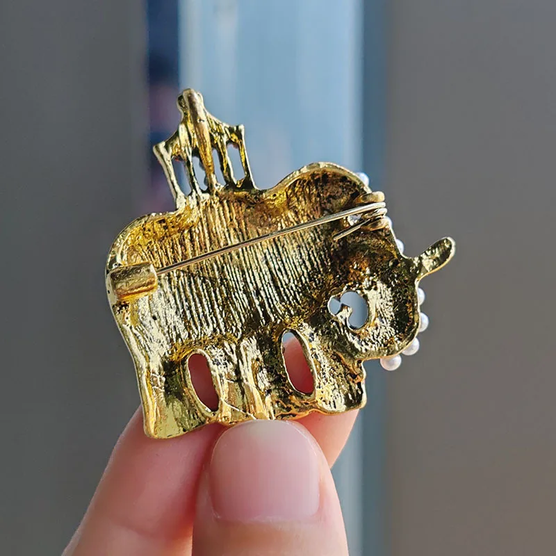 Эмалированная брошь слон