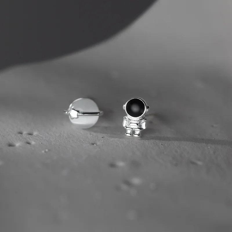 Женские серьги-гвоздики в виде космонавта