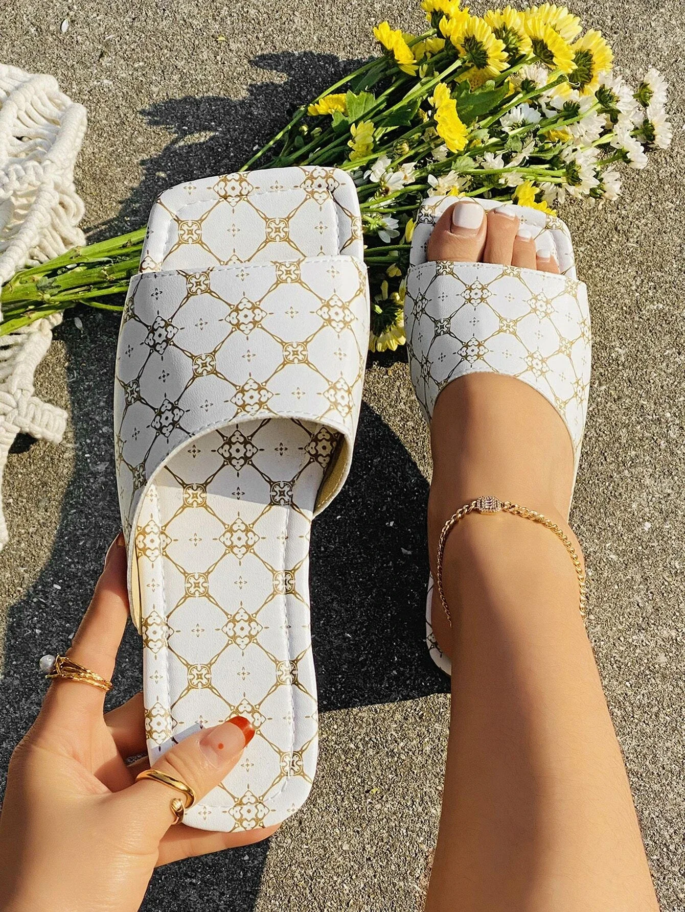 

Geometric Print Slide Sandals