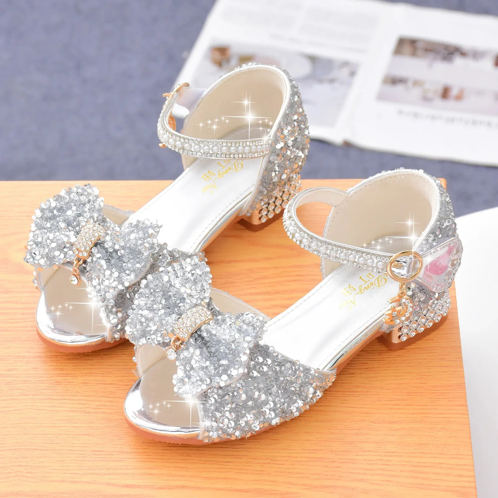 

Summer Princess glass shoes 2023 new high heels for girls little girls soft soled white performance shoes