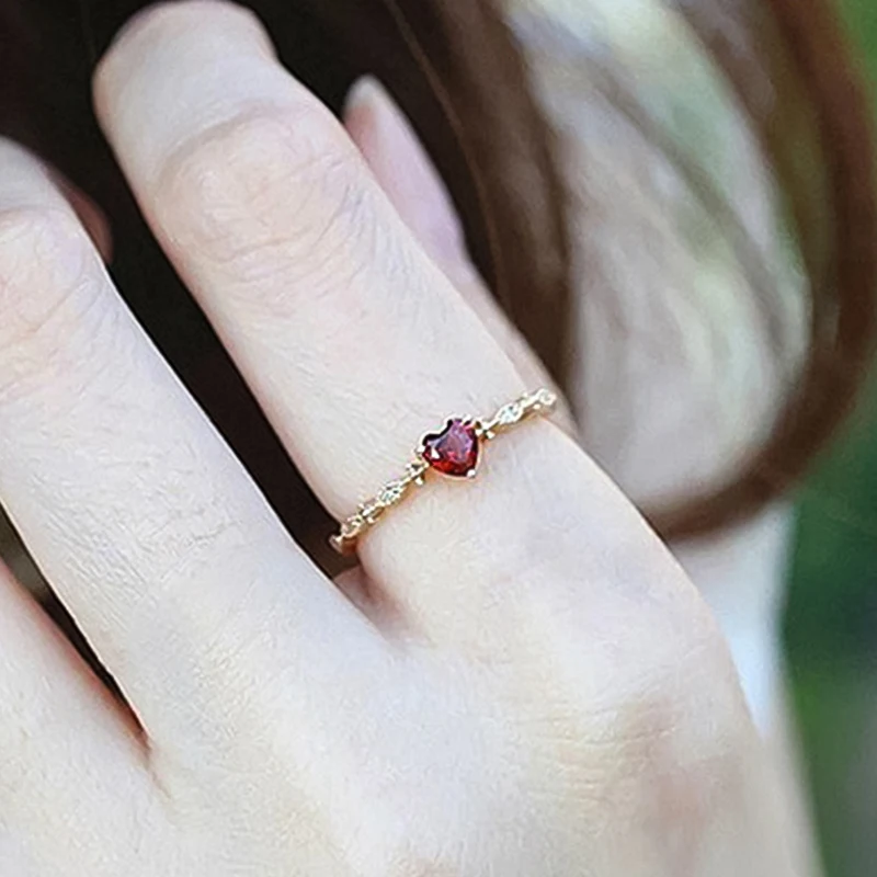 Женское кольцо в форме сердца