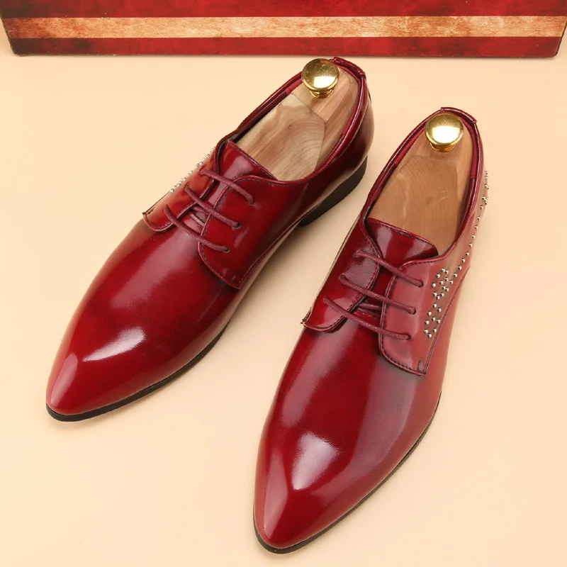 

New autumn and winter new pointed rivet small leather shoes youth British business hair stylist personality shiny peas men shoes