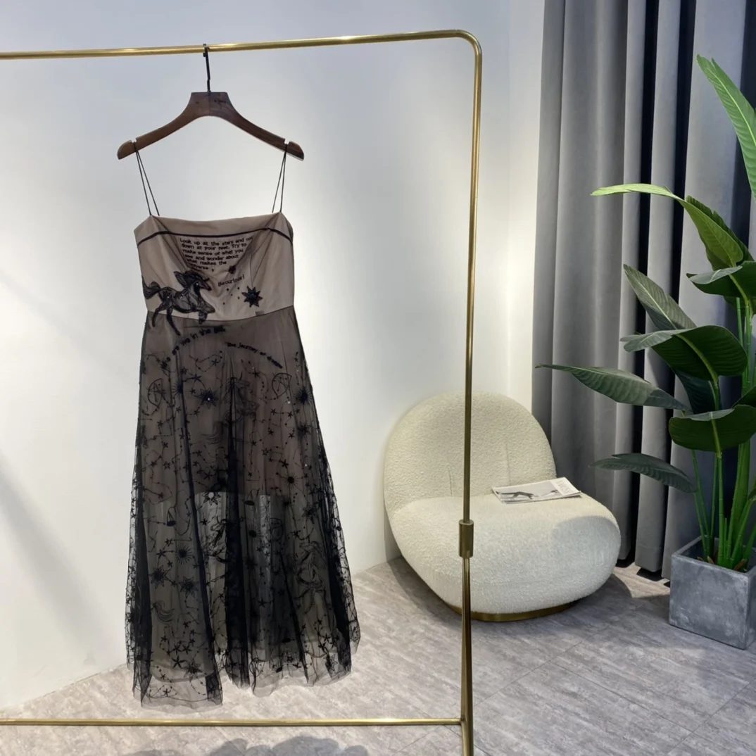 

Сетчатое платье-комбинация с вышивкой и блестками на рукавах