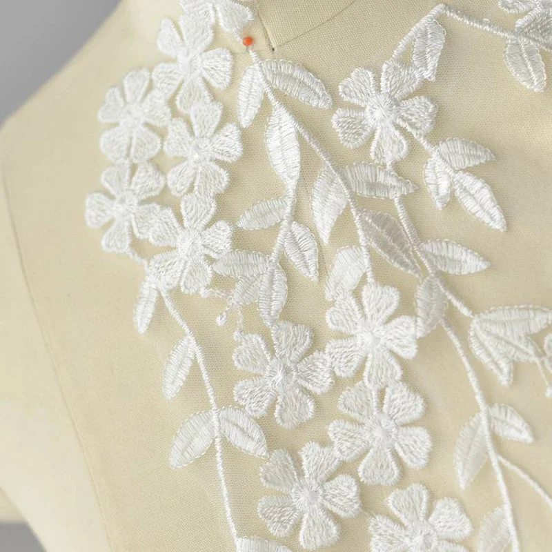 Кружевная аппликация цвета слоновой кости аппликации на воротнике с вырезом
