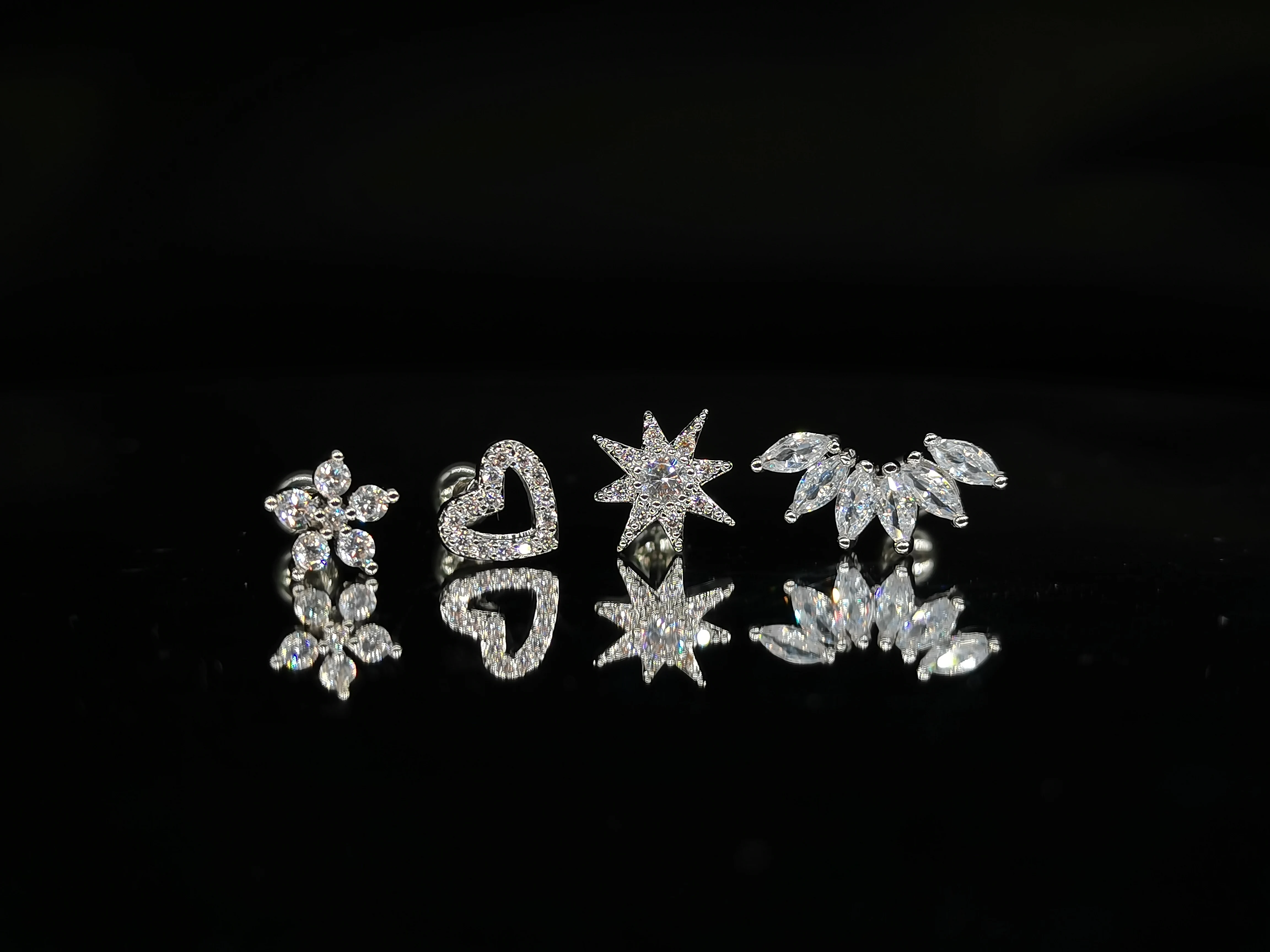 

2022 Fashion Hiphop Piercing Hollow Heart Flower Star Half Pattern 1.2mm Two Types Stud Earrings Quality Zircon Jewelry Ornament