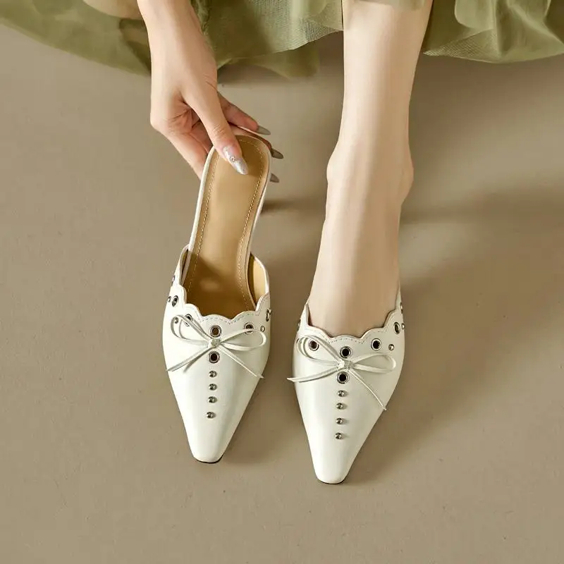 Женские туфли-лодочки из овечьей шкуры с острым носком и ремешком на пятке