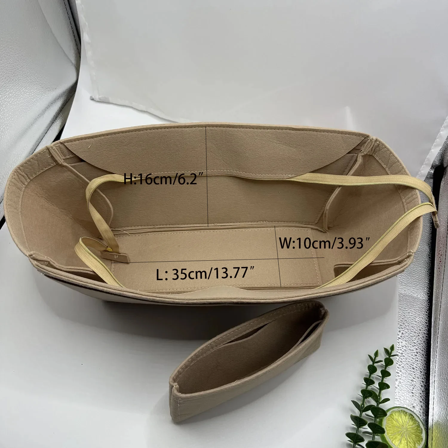 

Подходит для органайзера Polene Cyme Tote, органайзера с фетровой вставкой. Мини-тоут в форме защитной вставки.