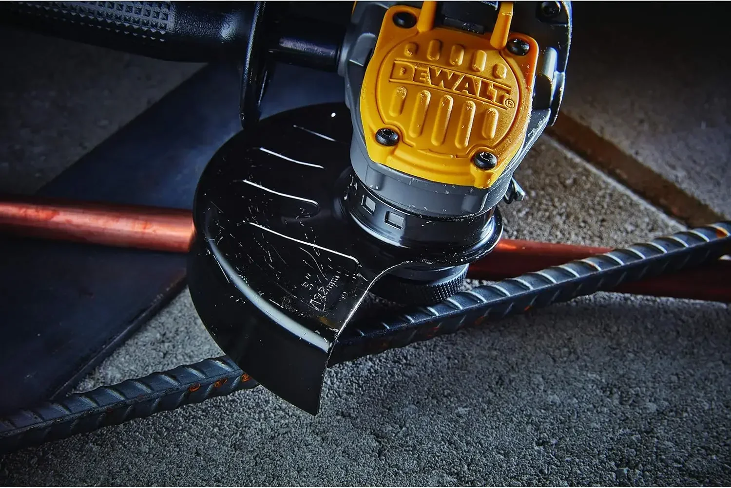 Фото Угловая шлифмашина DEWALT409 FLEXVOLT ADVANTAGE 20V MAX* с кнопочным переключателем, от 4,5 до 5 дюймов, только инструмент (DCG416B) №2