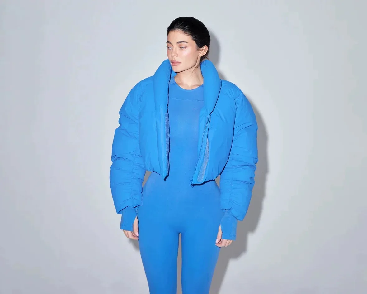 Синяя короткая хлопковая куртка kyliy khy с бежевым плотным пальто стройнит и