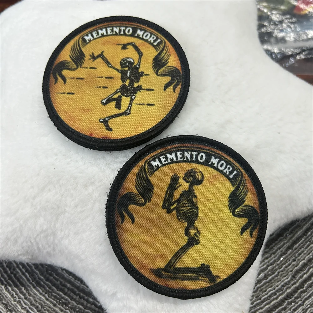 Тактическая нашивка Memento Mori с изображением черепа смерти на открытом воздухе