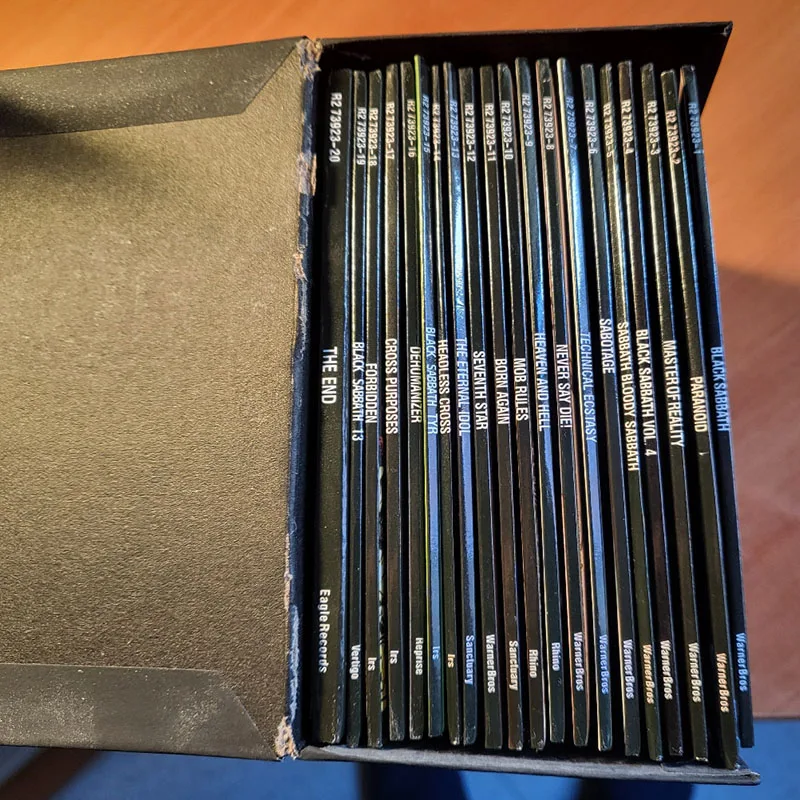 Фото Новая коллекция музыкальных CD-дисков в подарочной коробке: британская хеви-метал рок-группа (1970-2017) 22CD+1BD №3