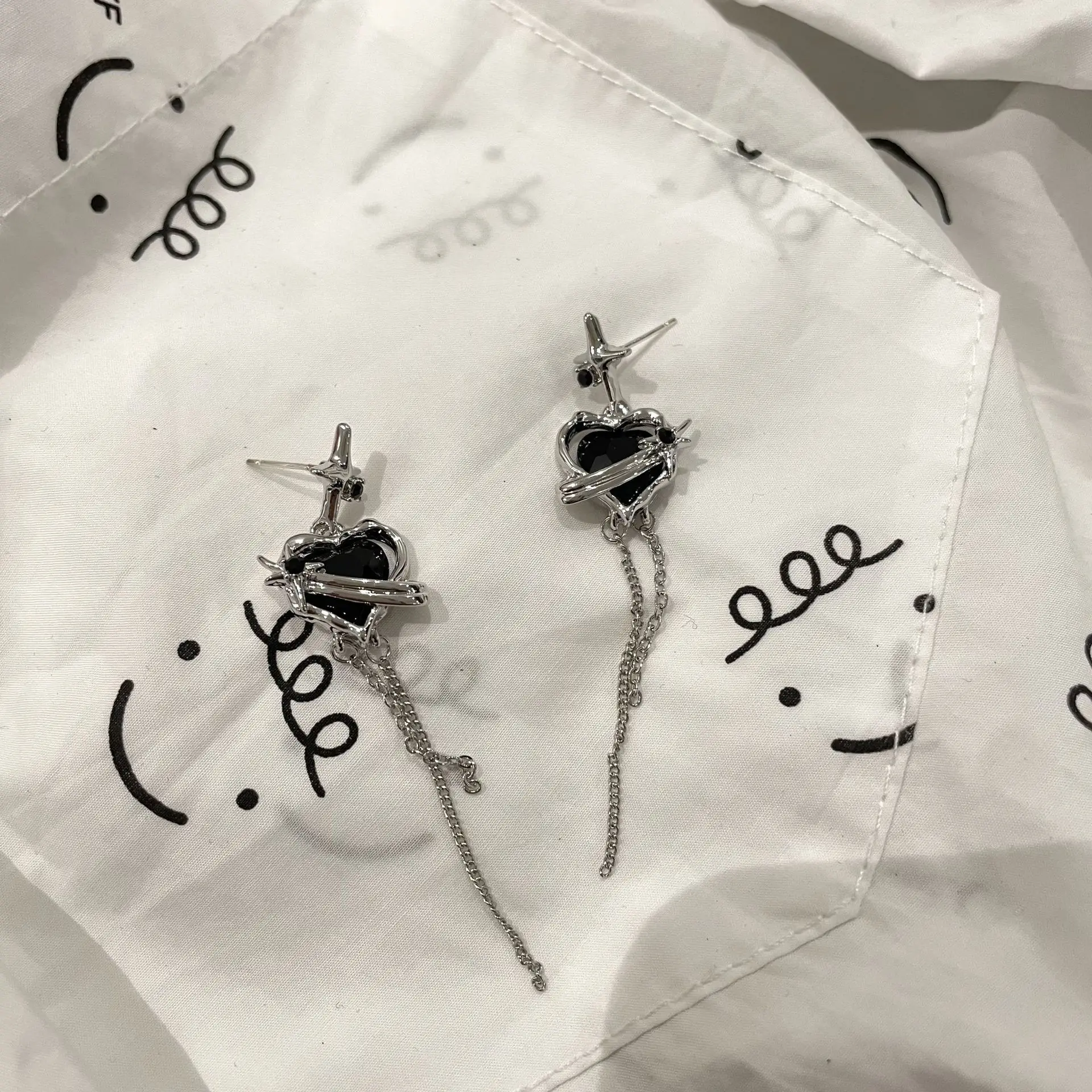 Серьги-гвоздики с черным Цирконом в форме сердца и четырех острых звезд для