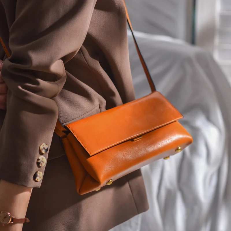 В наличии и готовая к отправке небольшая сумка с несколькими отделениями