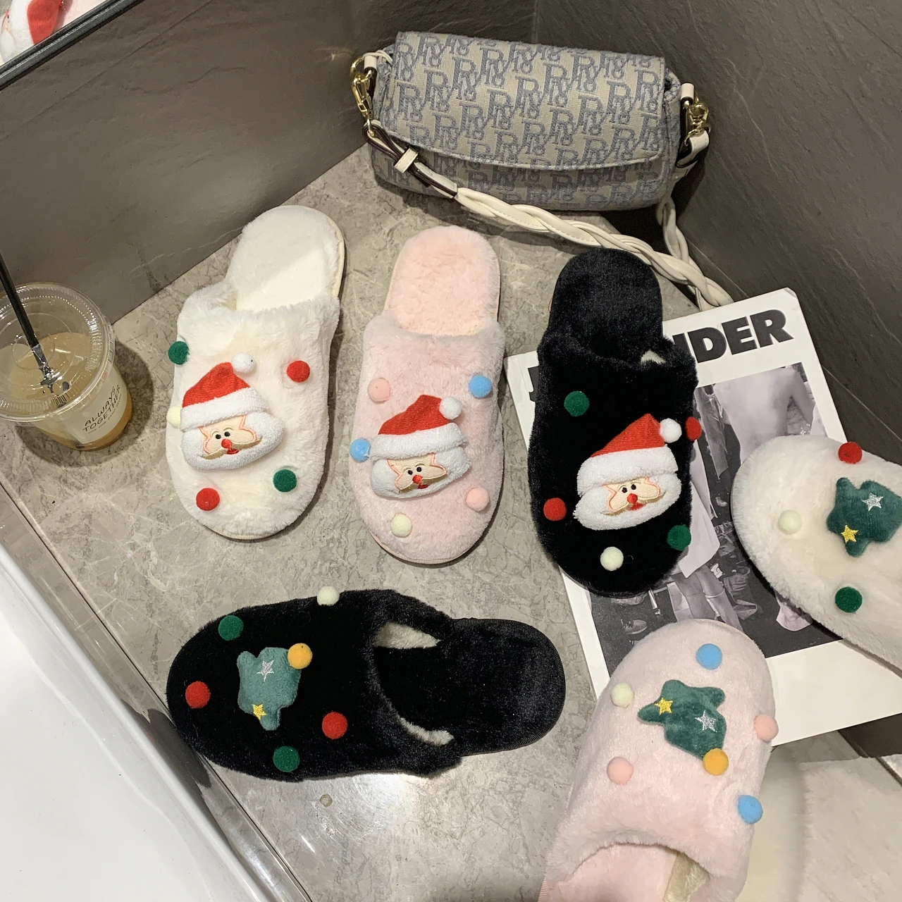 

2022 Winter New Christmas Series Plush Indoor Slippers Soft Bottom Warm Home Cartoon Slippers Plus Size 43 Women Shoes Slides