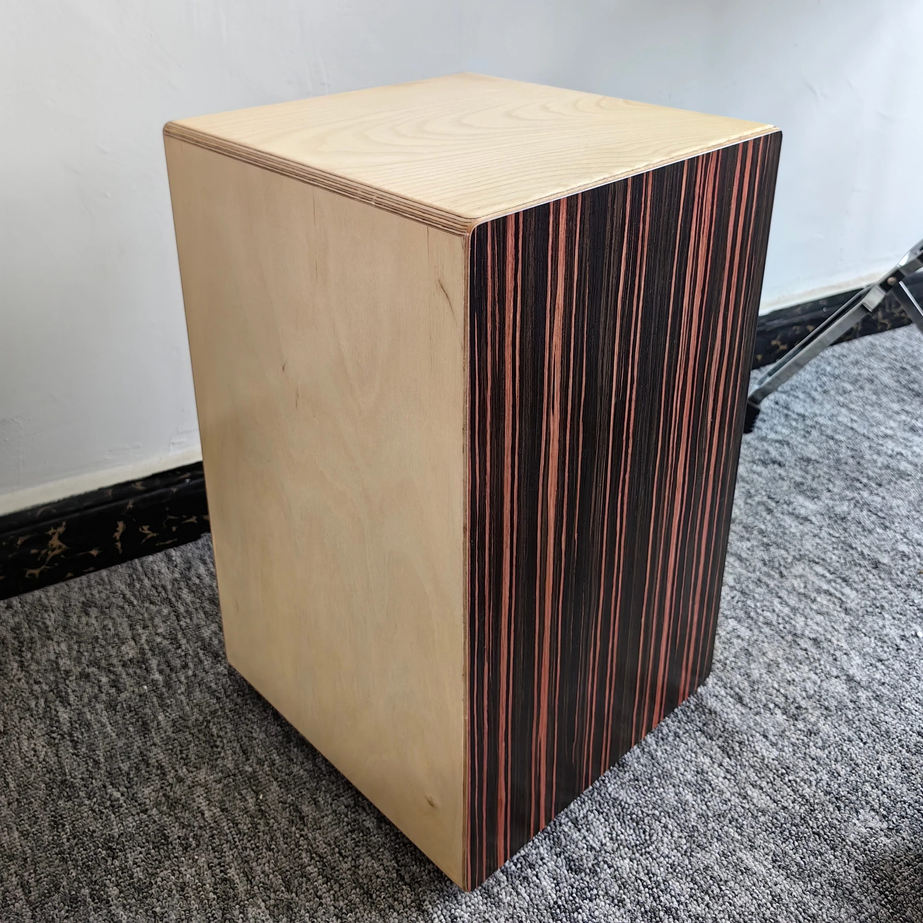Фото Cajon Drum, с внутренними гитарными струнами Birchwood Beat Cahone Drum с рюкзаком, двойными регулируемыми ремнями №1